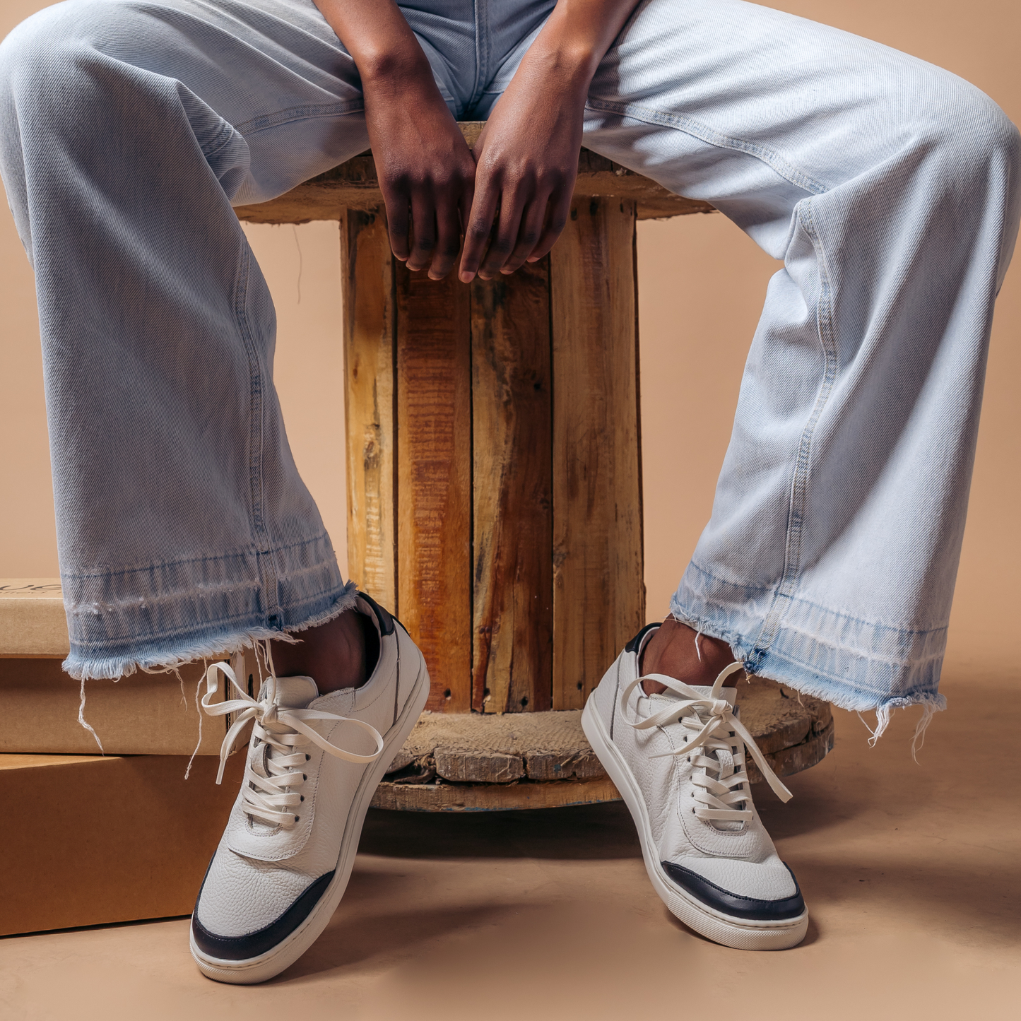 Contrast sneaker in black and white milled leather and royal sole