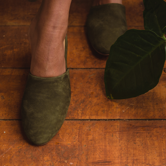 Plain mules in olive green hunting suede