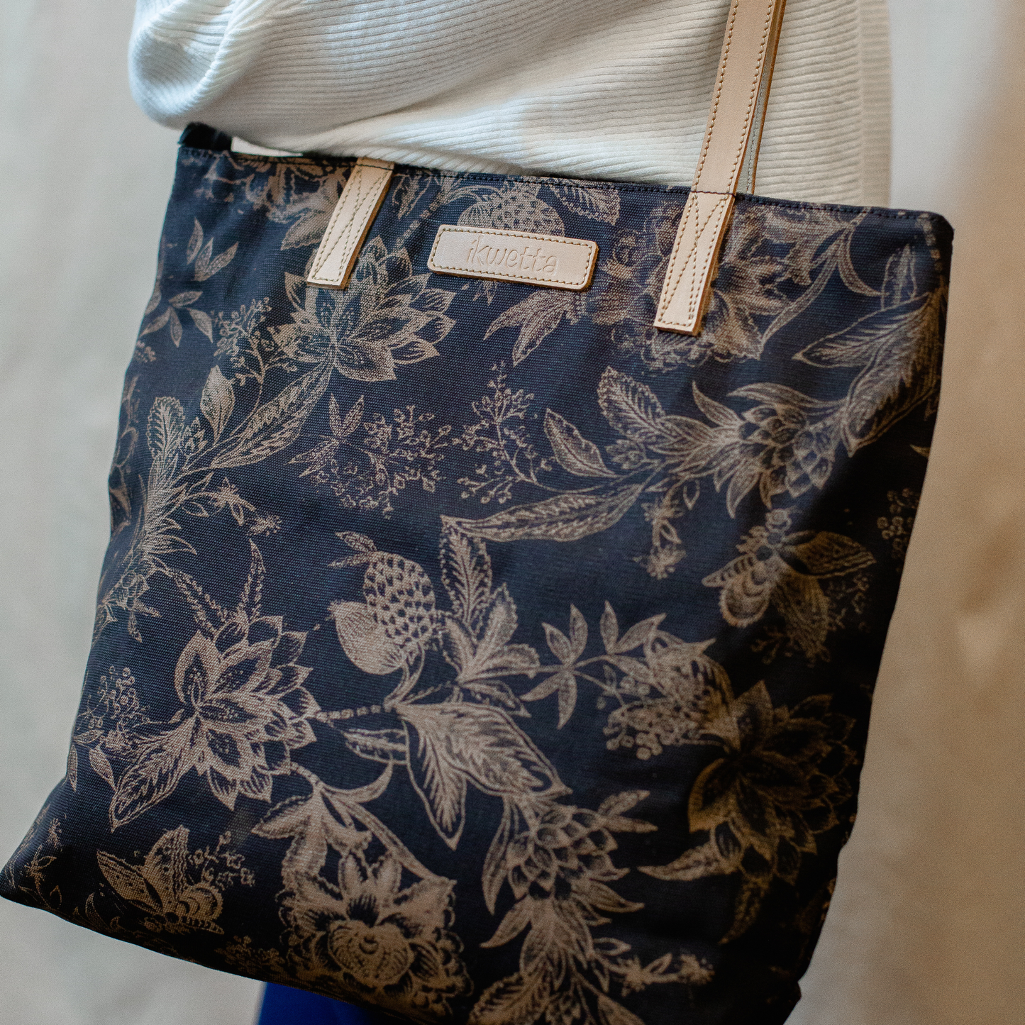 Market tote in black print canvas and leather handles