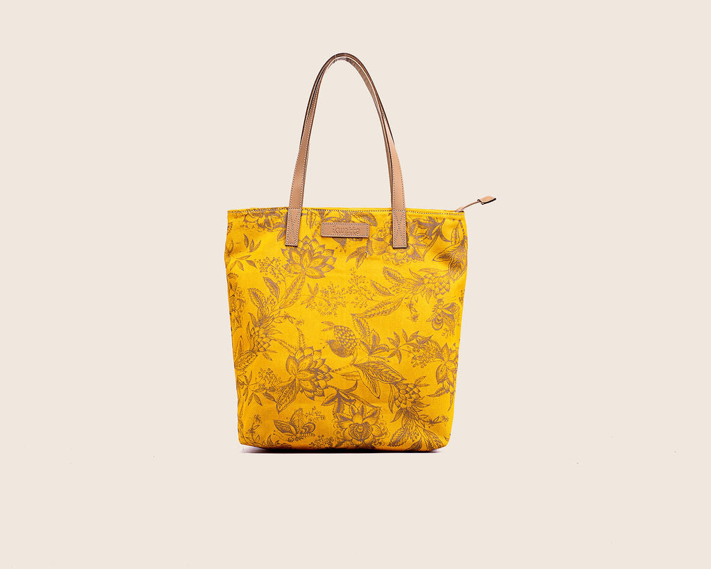 Market tote in yellow print canvas and leather handles
