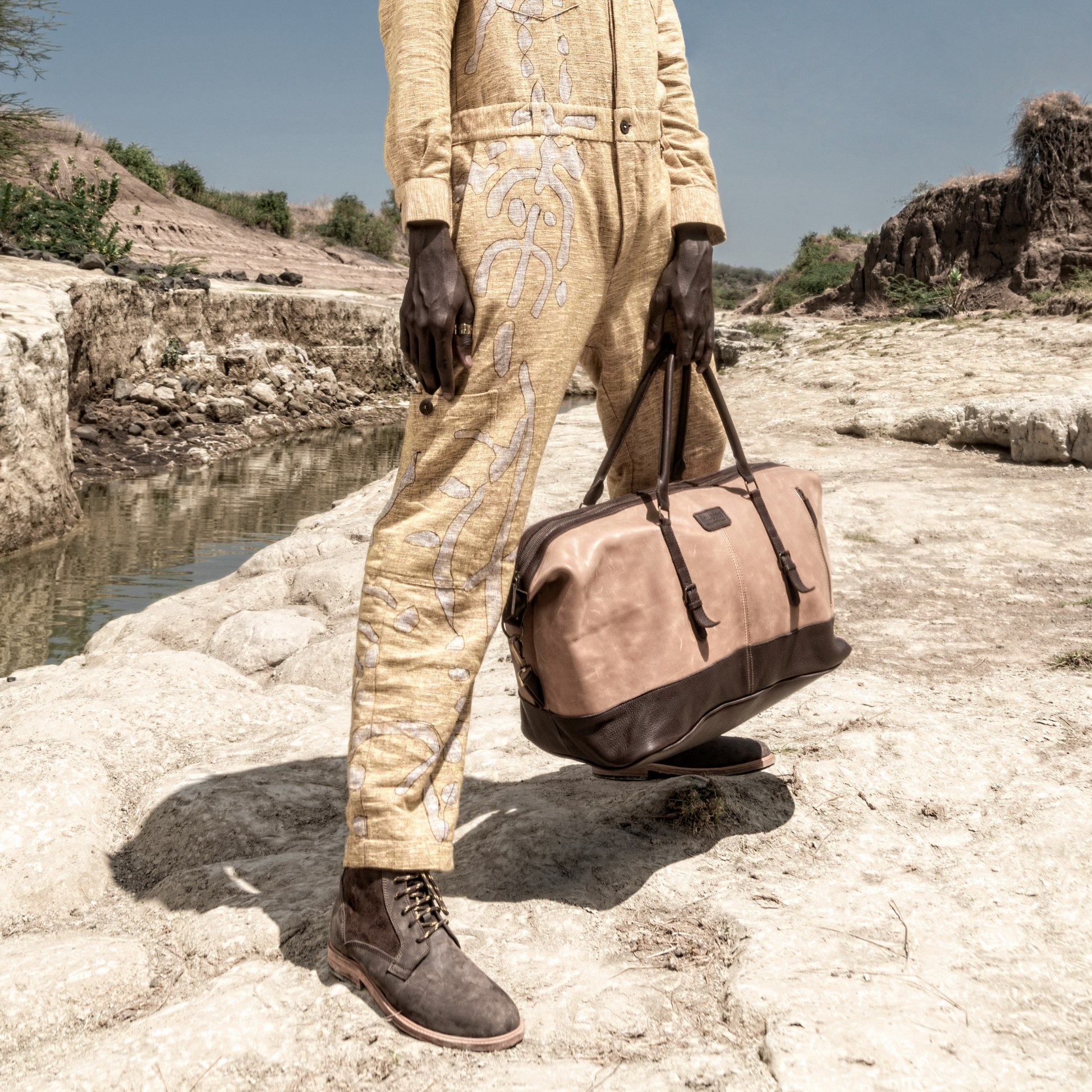 Carryall dufflel travelling bag in tan crunch leather and waxy brown leather